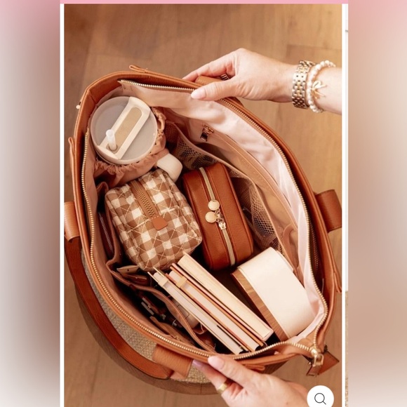 👜🌸Poppy & Peonies Cognac Multitasker Tote! 16" Laptop, Stanley tons of pockets - Picture 2 of 12